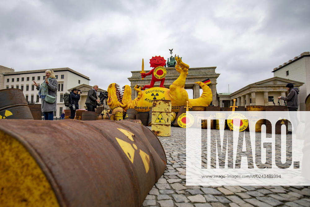 Greenpeace presents AKW dinosaur at the Brandenburg Gate, On the occasion of the shutdown of the last three remaining nuclear power plants AKW in Germany, Greenpeace presents a four-meter-high sculpture of a shot dinosaur at the Brandenburg Gate The