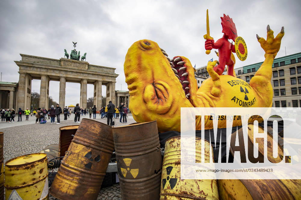 Greenpeace presents AKW dinosaur at the Brandenburg Gate, On the occasion of the shutdown of the last three remaining nuclear power plants AKW in Germany, Greenpeace presents a four-meter-high sculpture of a shot dinosaur at the Brandenburg Gate The