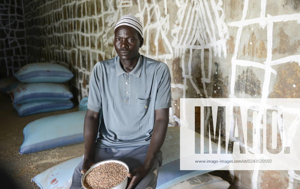 TSCHAD , Guà ra, Bitkine, Dorf Abtouyour, Aura Caritas Projekte, Getreide Saatgut Bank, Sorghum Einlagerung für Hungersnot, Bauer Terap Betolrum Bitkine Guà ra Chad