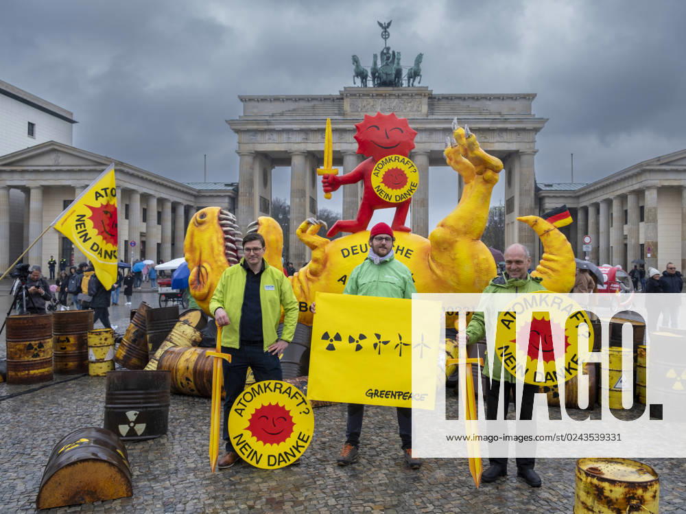 Kontra Atomkraft Germany, Berlin, 15 04 2023, demonstration rally by Greenpeace to phase out nuclear power, dinosaur, Brandenburg Gate, Â