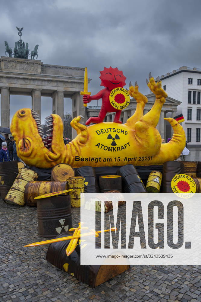 Kontra Atomkraft Germany, Berlin, 15 04 2023, demonstration rally by Greenpeace to phase out nuclear power, dinosaur, Brandenburg Gate, Â