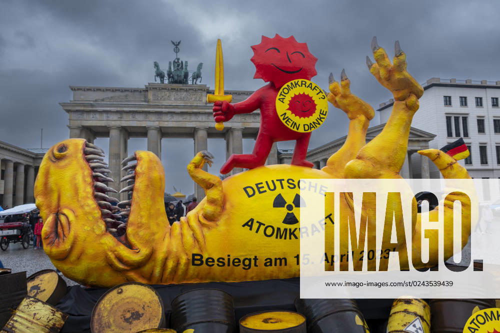 Kontra Atomkraft Germany, Berlin, 15 04 2023, demonstration rally by Greenpeace to phase out nuclear power, dinosaur, Brandenburg Gate, Â