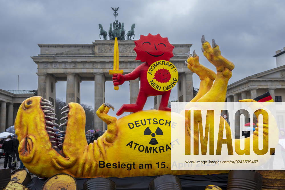 Kontra Atomkraft Germany, Berlin, 15 04 2023, demonstration rally by Greenpeace to phase out nuclear power, dinosaur, Brandenburg Gate, Â