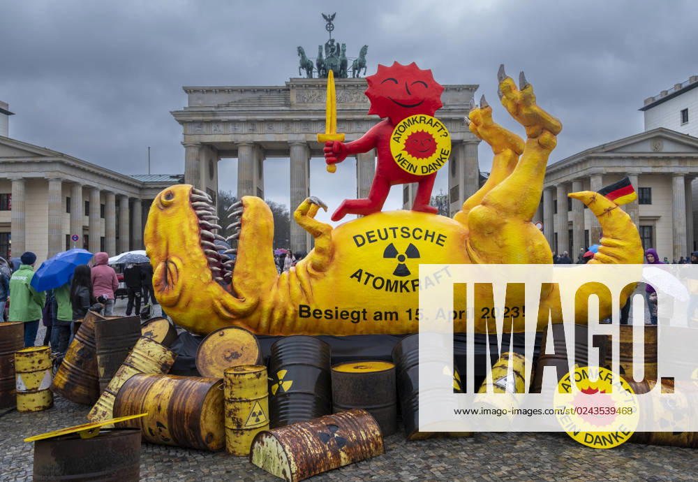 Kontra Atomkraft Germany, Berlin, 15 04 2023, demonstration rally by Greenpeace to phase out nuclear power, dinosaur, Brandenburg Gate, Â