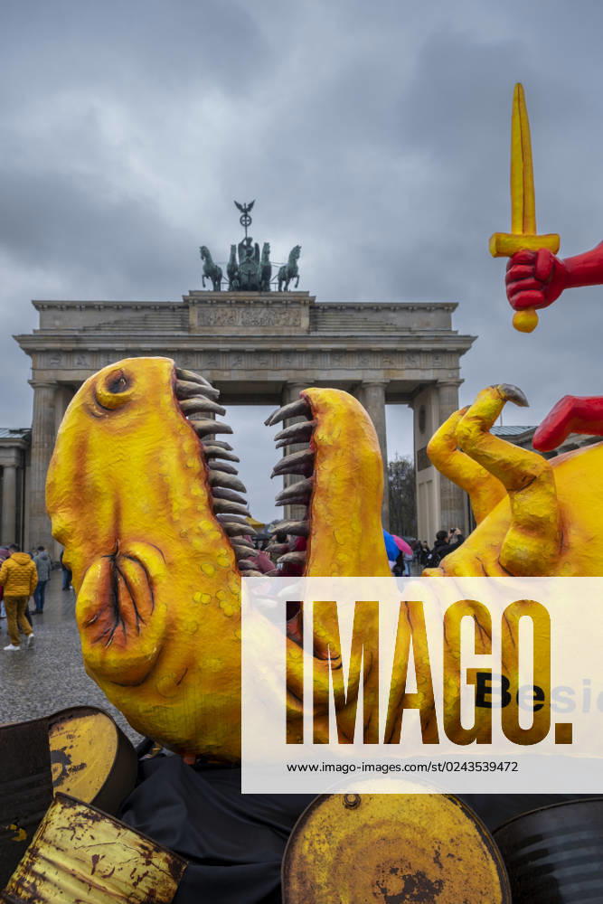 Kontra Atomkraft Germany, Berlin, 15 04 2023, demonstration rally by Greenpeace to phase out nuclear power, dinosaur, Brandenburg Gate, Â