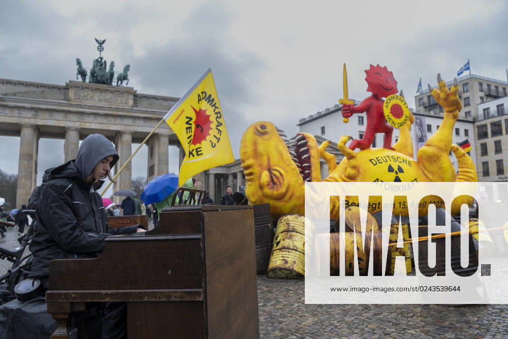 Kontra Atomkraft Germany, Berlin, 15 04 2023, demonstration rally by Greenpeace to phase out nuclear power, dinosaur, Brandenburg Gate, pianist, Â