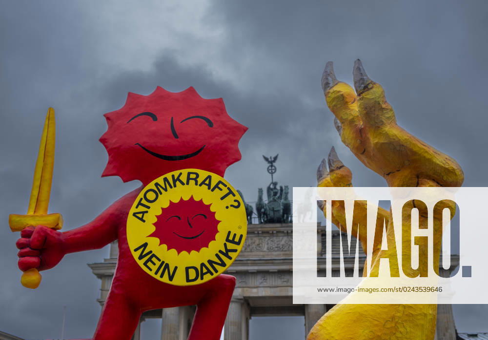 Kontra Atomkraft Germany, Berlin, 15 04 2023, demonstration rally by Greenpeace to phase out nuclear power, dinosaur, Brandenburg Gate, Â