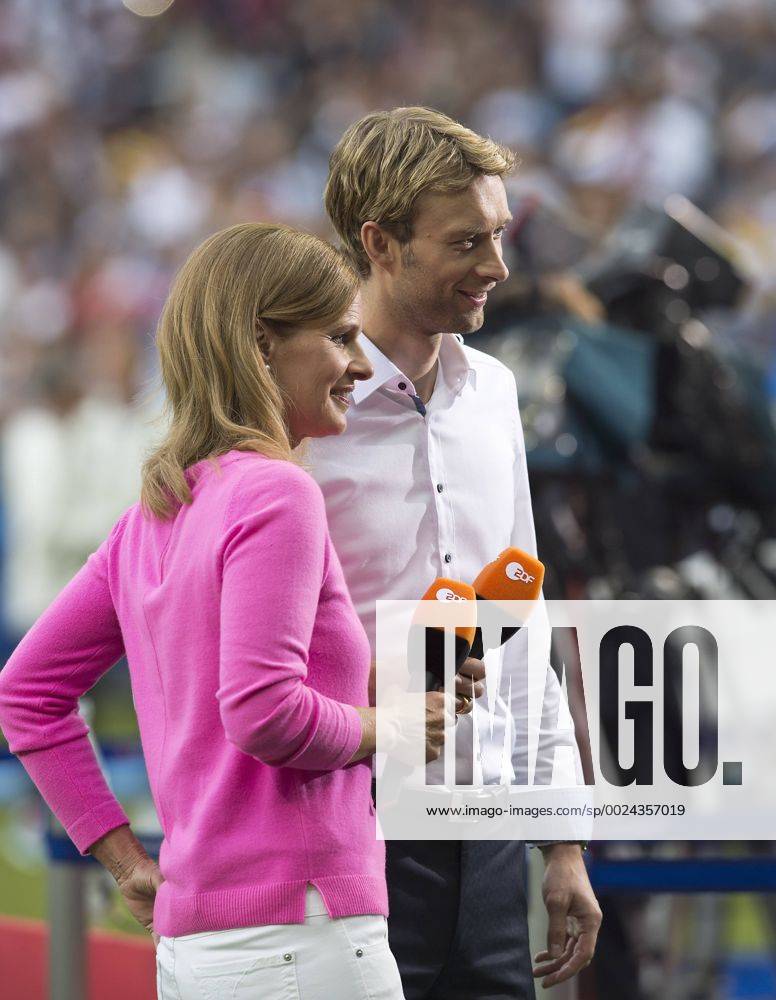 Katrin MUELLER-HOHENSTEIN, Müller-Hohenstein, ZDF Sportmoderatorin, Fernsehmoderatorin, mit Simon ROLFES r. (ehemaliger Fussballspieler). Vorrunde Gruppe C, Spiel M18, Deutschland (GER) - Polen (POL) 0:0, am 16.06.2016 in Saint Denis. Fussball EM 2016 in Frankreich vom 10.06.