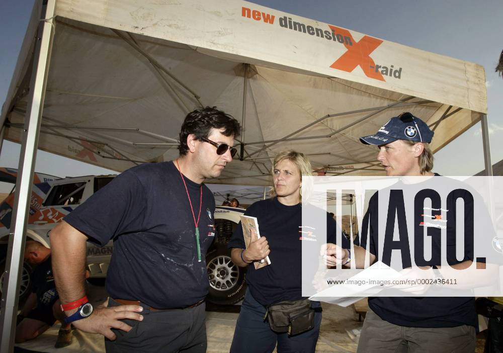 Jutta Kleinschmidt (Deutschland, re.) und Beifahrerin Tina Thörner (Schweden beide BMW) im Gespräch mit einem Mechaniker Motorsport Damen UAE Desert Challenge 2006, Rallye, Rallyesport, VAE Gruppe Motorsport Damen UAE Desert Challenge 2006, Rallye, Rallyesport, VAE Gruppe