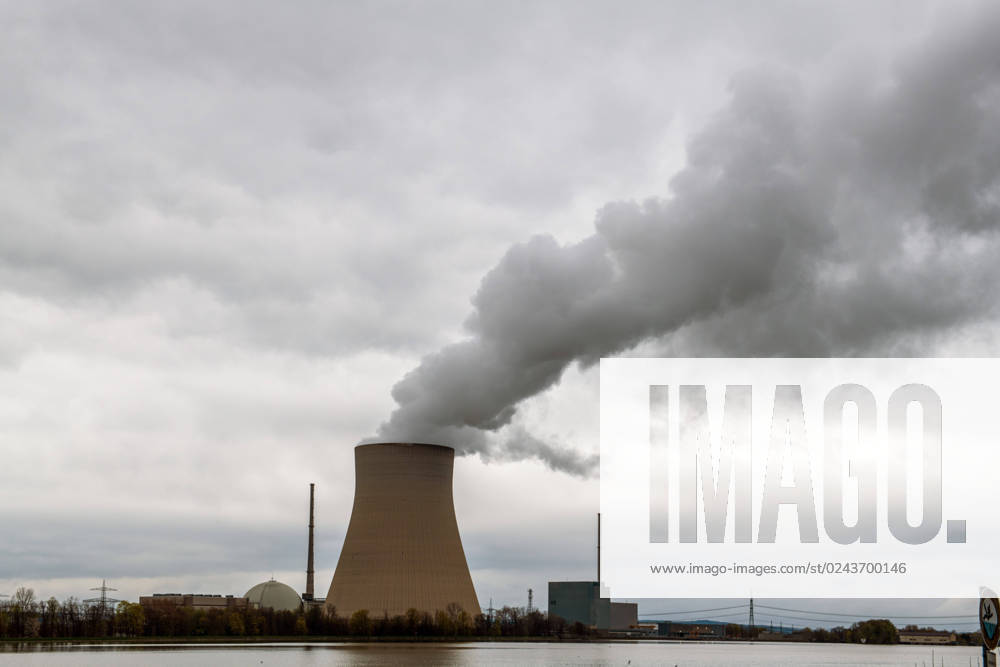 Kernkraftwerk Isar 2, nur fünf Stunden vor der Stilllegung, in Essenbach bei Landshut, 15. April 2023 Deutschland, Essenbach, Ortsteil Unterahrain, 15. April 2023, letzter Betriebstag des Kernkraftwerks Isar 2, nur noch 5 Stunden bis zur endgültigen Abschaltung, Ende der Kernenergie in Deutschland, Block 1 und Block 2 mit Isar Stausee, Block 1 (links) ist 2011 abgeschaltet worden, das AKW Isar 2 lieferte 35 Jahre lang Strom, Kühlturm, Wasserdampf steigt in den Wolkenhimmel, KKI 2, Stilllegung, Abschaltung, Atomausstieg, Streckbetrieb, Betreiber des Kraftwerks ist die PreussenElektra GmbH mit 75 % Beteiligung, die Stadtwerke München mit 25 Prozent, PreussenElektra ist eine Tochtergesellschaft der E.ON, Ukrainekrieg, AKW, Atomkraft, Atome
