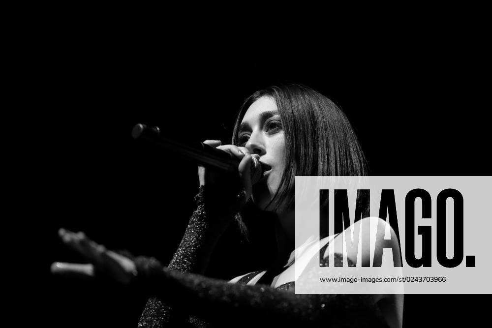 Elif Demirezer aka Elif at a concert supporting Johannes Oerding at Mercedes Benz Arena in Berlin, 15 April 2023 photo black and white converted Elif concert Berlin