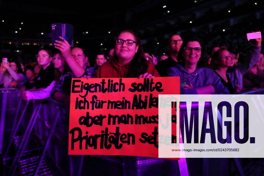 A woman holds a poster with the inscription Actually, I should study for my Abi, but you have to set priorities at a concert by Johannes Oerding at the Mercedes Benz Arena in Berlin, 15 April 2023 Johannes Oerding concert Berlin