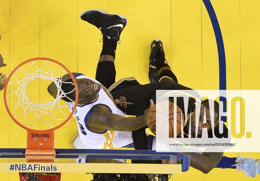 - SPORT June 19, 2016 - Oakland, California, U.S - Cleveland Cavaliers forward LeBron James, right, shoots against Golden State Warriors forward Draymond Green during the second half of Game 7 of basketball s NBA Basketball Herren USA Finals in Oakland, Calif., Sunday, June 19, 2016. The Cavaliers won 93-89. NBA Finals Cavaliers Warriors Game 7 - ZUMAp124