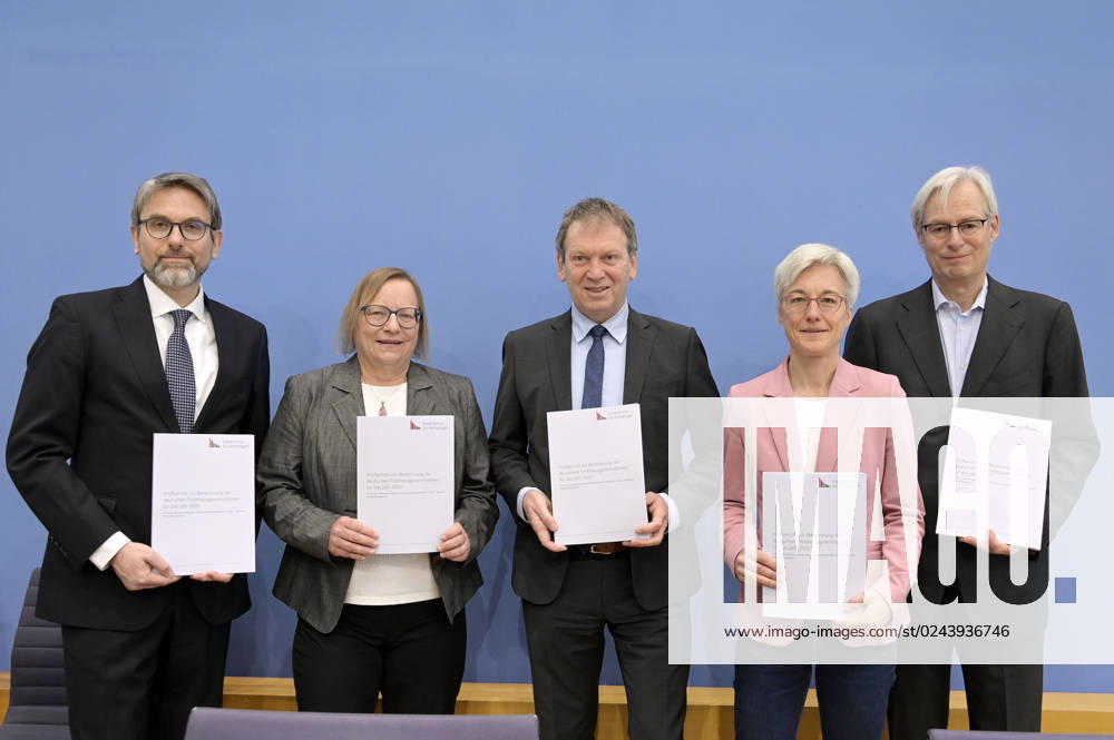 Marc Oliver Bettzüge, Barbara Schlomann, Hans Martin Henning, Brigitte Knopf and Thomas Heimer at the Federal Press Conference on the publication of the audit report on the calculation of German greenhouse gas emissions for the year 2022 at the Haus der Bundespressekonferenz Berlin, 17 04 2023 Foto:xF.xFuturexImage