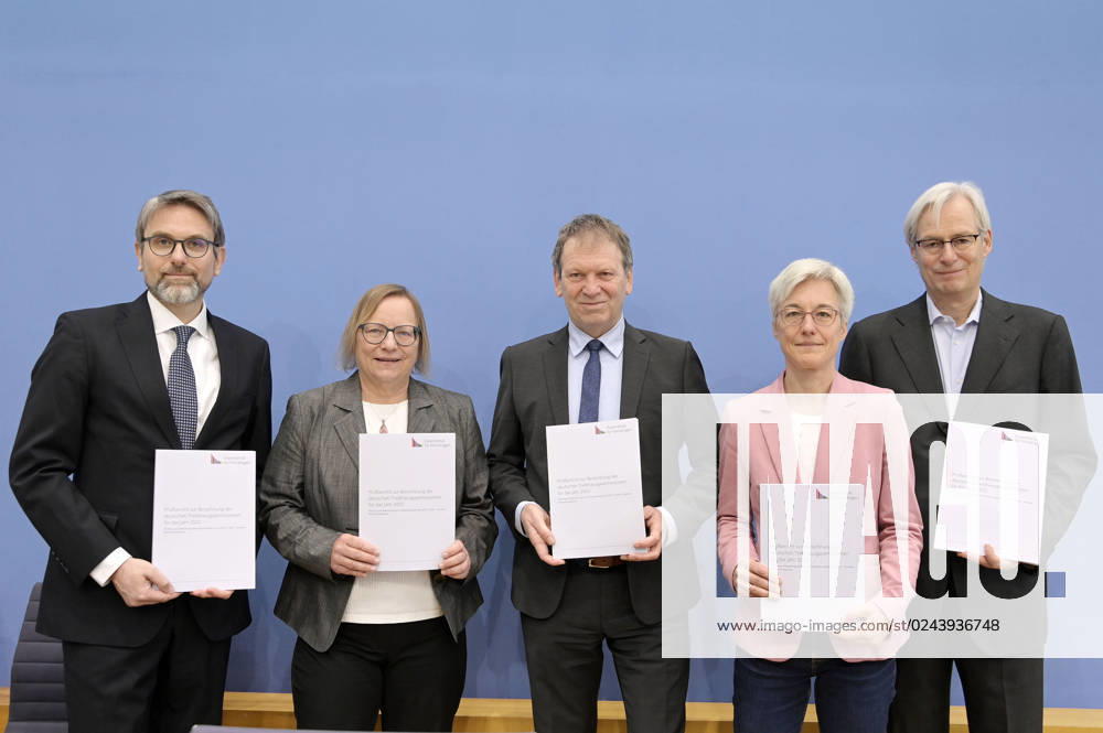 Marc Oliver Bettzüge, Barbara Schlomann, Hans Martin Henning, Brigitte Knopf and Thomas Heimer at the Federal Press Conference on the publication of the audit report on the calculation of German greenhouse gas emissions for the year 2022 at the Haus der Bundespressekonferenz Berlin, 17 04 2023 Foto:xF.xFuturexImage