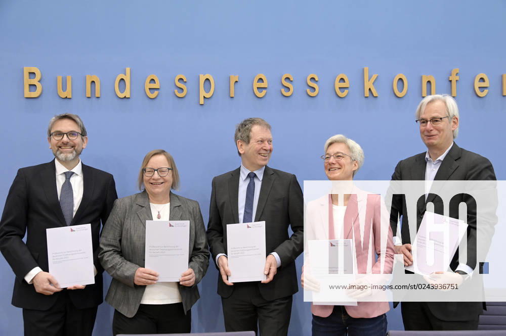 Marc Oliver Bettzüge, Barbara Schlomann, Hans Martin Henning, Brigitte Knopf and Thomas Heimer at the Federal Press Conference on the publication of the audit report on the calculation of German greenhouse gas emissions for the year 2022 at the Haus der Bundespressekonferenz Berlin, 17 04 2023 Foto:xF.xFuturexImage