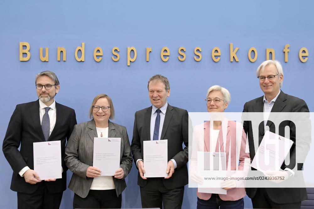 Marc Oliver Bettzüge, Barbara Schlomann, Hans Martin Henning, Brigitte Knopf and Thomas Heimer at the Federal Press Conference on the publication of the audit report on the calculation of German greenhouse gas emissions for the year 2022 at the Haus der Bundespressekonferenz Berlin, 17 04 2023 Foto:xF.xFuturexImage