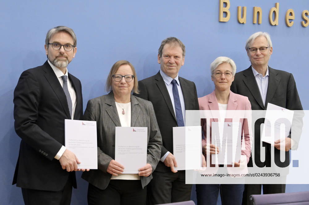Marc Oliver Bettzüge, Barbara Schlomann, Hans Martin Henning, Brigitte Knopf and Thomas Heimer at the Federal Press Conference on the publication of the audit report on the calculation of German greenhouse gas emissions for the year 2022 at the Haus der Bundespressekonferenz Berlin, 17 04 2023 Foto:xF.xFuturexImage