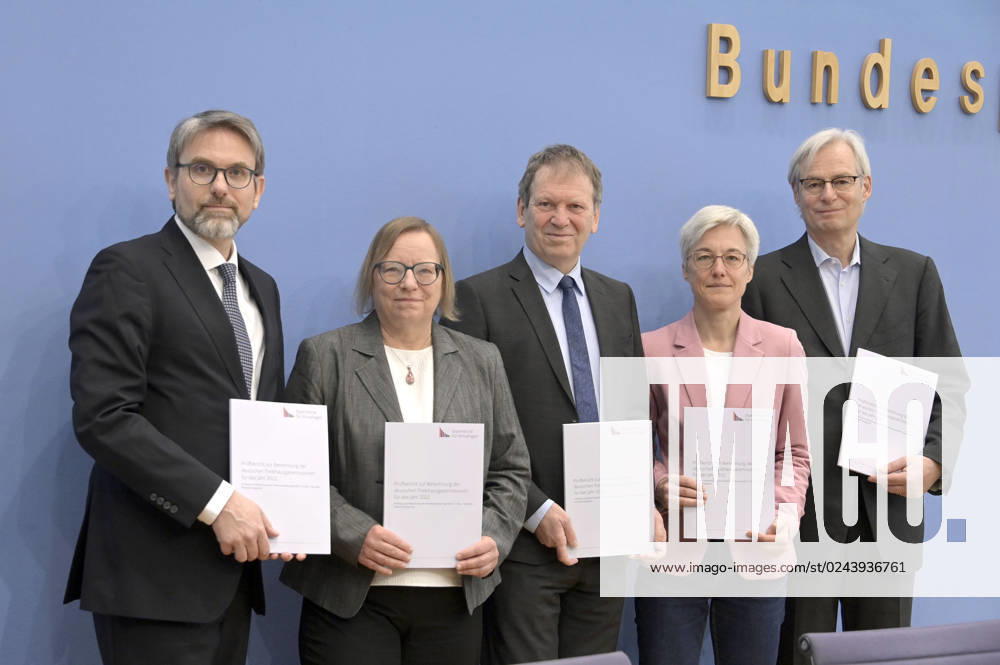 Marc Oliver Bettzüge, Barbara Schlomann, Hans Martin Henning, Brigitte Knopf and Thomas Heimer at the Federal Press Conference on the publication of the audit report on the calculation of German greenhouse gas emissions for the year 2022 at the Haus der Bundespressekonferenz Berlin, 17 04 2023 Foto:xF.xFuturexImage