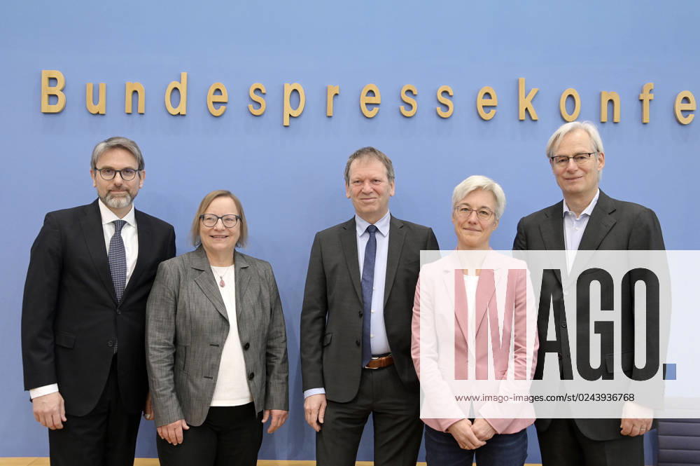 Marc Oliver Bettzüge, Barbara Schlomann, Hans Martin Henning, Brigitte Knopf and Thomas Heimer at the Federal Press Conference on the publication of the audit report on the calculation of German greenhouse gas emissions for the year 2022 at the Haus der Bundespressekonferenz Berlin, 17 04 2023 Foto:xF.xFuturexImage