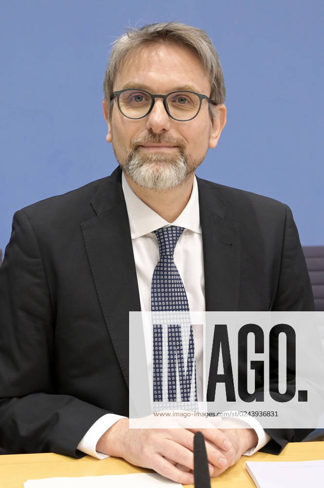 Marc Oliver Bettzüge at the Federal Press Conference on the publication of the audit report on the calculation of German greenhouse gas emissions for the year 2022 in the House of the Federal Press Conference Berlin, 17 04 2023 Foto:xF.xFuturexImage