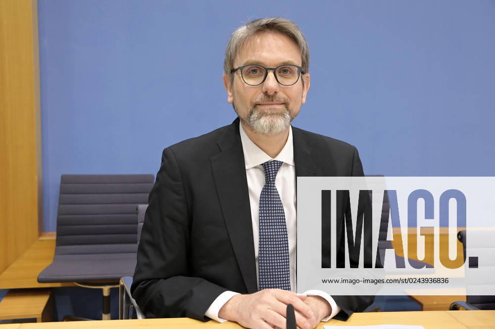 Marc Oliver Bettzüge at the Federal Press Conference on the publication of the audit report on the calculation of German greenhouse gas emissions for the year 2022 in the House of the Federal Press Conference Berlin, 17 04 2023 Foto:xF.xFuturexImage