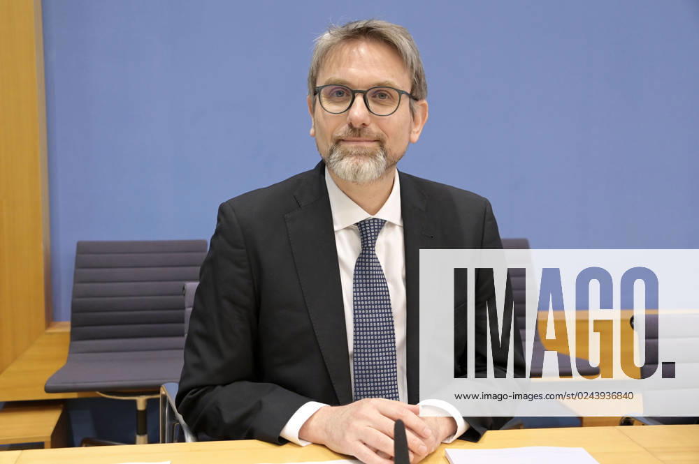 Marc Oliver Bettzüge at the Federal Press Conference on the publication of the audit report on the calculation of German greenhouse gas emissions for the year 2022 in the House of the Federal Press Conference Berlin, 17 04 2023 Foto:xF.xFuturexImage