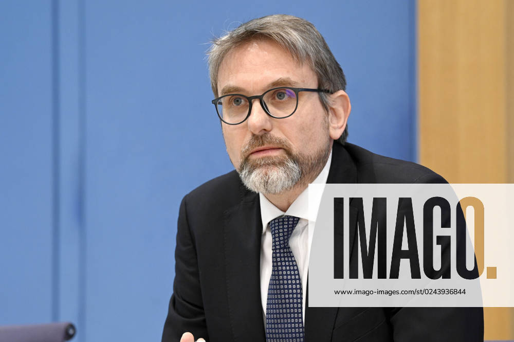 Marc Oliver Bettzüge at the Federal Press Conference on the publication of the audit report on the calculation of German greenhouse gas emissions for the year 2022 in the House of the Federal Press Conference Berlin, 17 04 2023 Foto:xF.xFuturexImage
