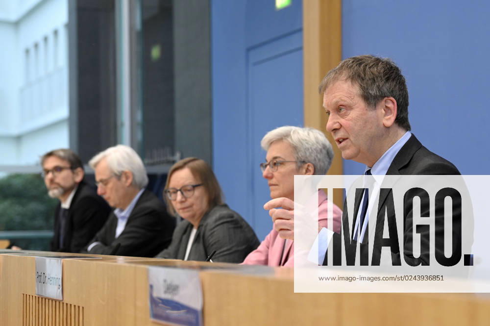 Marc Oliver Bettzüge, Thomas Heimer, Barbara Schlomann, Brigitte Knopf and Hans Martin Henning at the Federal Press Conference on the publication of the audit report on the calculation of German greenhouse gas emissions for the year 2022 at the Haus der Bundespressekonferenz Berlin, 17 04 2023 Foto:xF.xFuturexImage