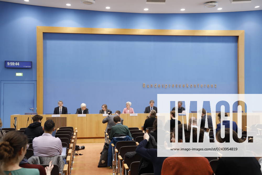 Marc Oliver Bettzüge, Thomas Heimer , Barbara Schlomann, Brigitte Knopf , Hans Martin Henning, Germany, Berlin, Federal Press Conference, Topic Publication of the verification report on the calculation of German greenhouse gas emissions for the year 2022.