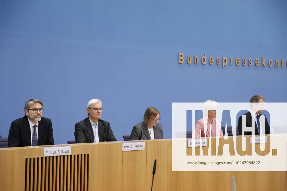 Marc Oliver Bettzüge, Thomas Heimer , Barbara Schlomann, Brigitte Knopf , Hans Martin Henning, Germany, Berlin, Federal Press Conference, Topic Publication of the verification report on the calculation of German greenhouse gas emissions for the year 2022.