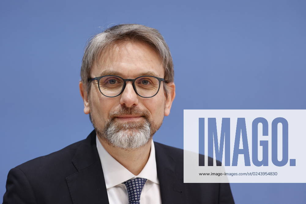 Marc Oliver Bettzüge, Germany, Berlin, Federal Press Conference, Topic Publication of the verification report on the calculation of German greenhouse gas emissions for the year 2022.