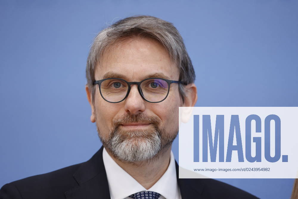 Marc Oliver Bettzüge, Germany, Berlin, Federal Press Conference, Topic Publication of the verification report on the calculation of German greenhouse gas emissions for the year 2022.