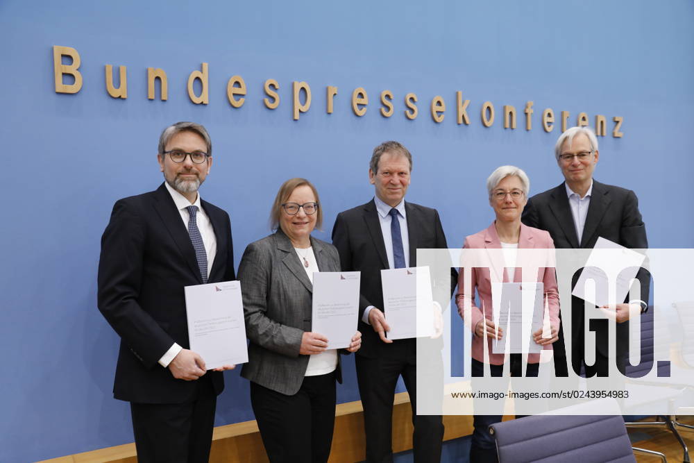 Marc Oliver Bettzüge, Barbara Schlomann, Hans Martin Henning, Brigitte Knopf and Thomas Heimer , Germany, Berlin, Federal Press Conference, Topic Publication of the verification report on the calculation of German greenhouse gas emissions for the year 2022.
