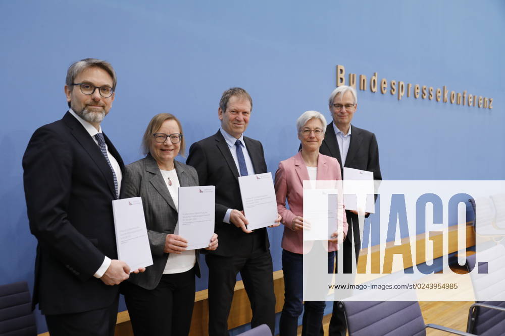 Marc Oliver Bettzüge, Barbara Schlomann, Hans Martin Henning, Brigitte Knopf and Thomas Heimer , Germany, Berlin, Federal Press Conference, Topic Publication of the verification report on the calculation of German greenhouse gas emissions for the year 2022.