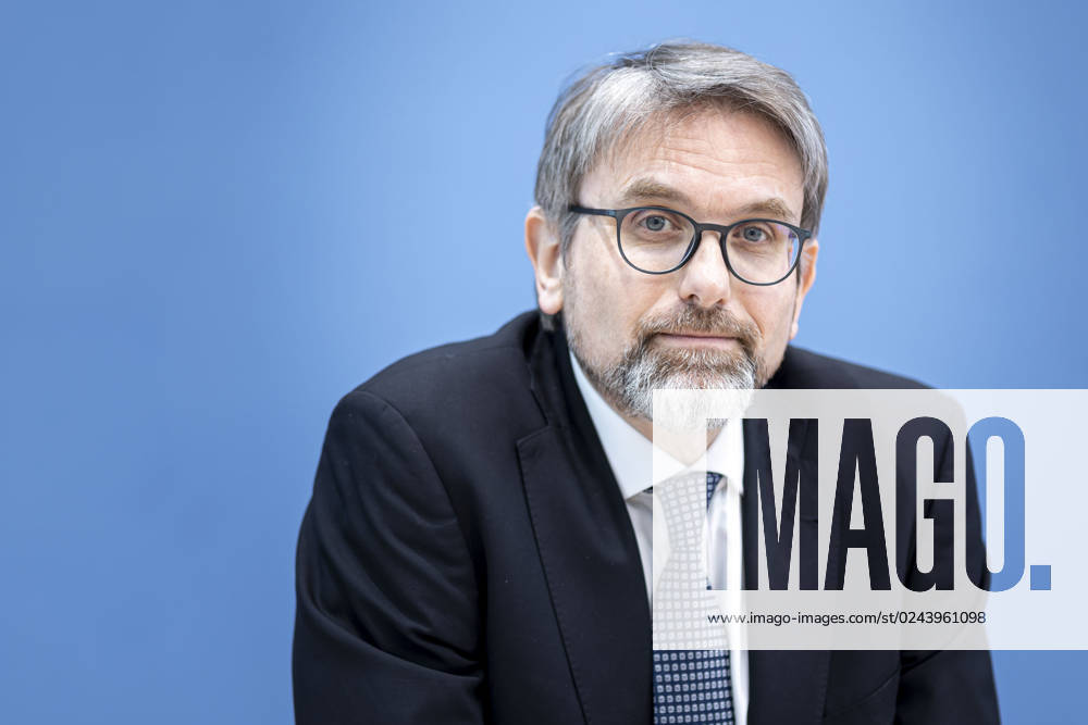 Prof Dr Marc Oliver Bettzuege, Council Member ERK, Energy Economics Institute at the UniversityâˆöÂßt of Kâˆöâˆln EWI , recorded at a federal press conference on the publication of the test report on the calculation of German greenhouse gas emissions for the year 2022 Berlin, 17 04 2023 Berlin Germany.