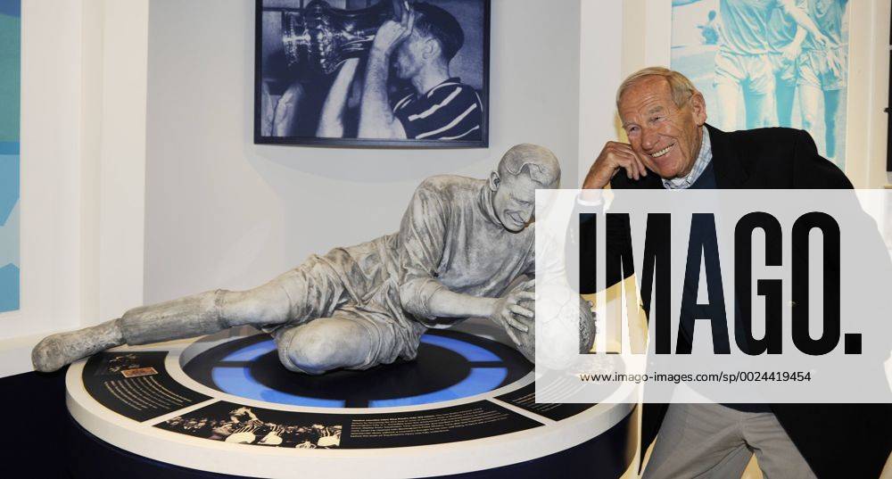 Besuch mit Bert Trautmann am 27.3.09. bei Manchester City. Besuch mit Bert Trautmann am 27.3.09. bei Manchester City.