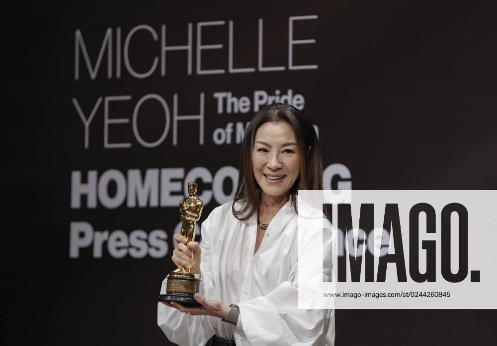 Malaysian actress Michelle Yeoh, holds up the Oscar statuette during a press conference in Kuala Lumpur. Michelle won the award for the Best Actress in a leading role for Everything Everywhere All At Once at the Oscar. Kuala Lumpur Malaysia - ZUMAs197 20230418_zaa_s197_156