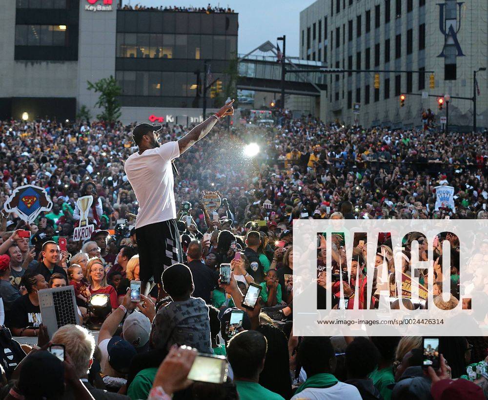 Themen der Woche - - SPORT NBA, Empfang für LeBron James in seiner Heimatstadt Akron June 23, 2016 - Akron, OH, USA - The Cleveland Cavaliers LeBron James acknowledges the crowd at a welcome home celebration for James on Thursday, June 23, 2016, at Lock 3 Park in Akron, Ohio. Akron fetes Cleveland Cavaliers LeBron James - ZUMAm67_