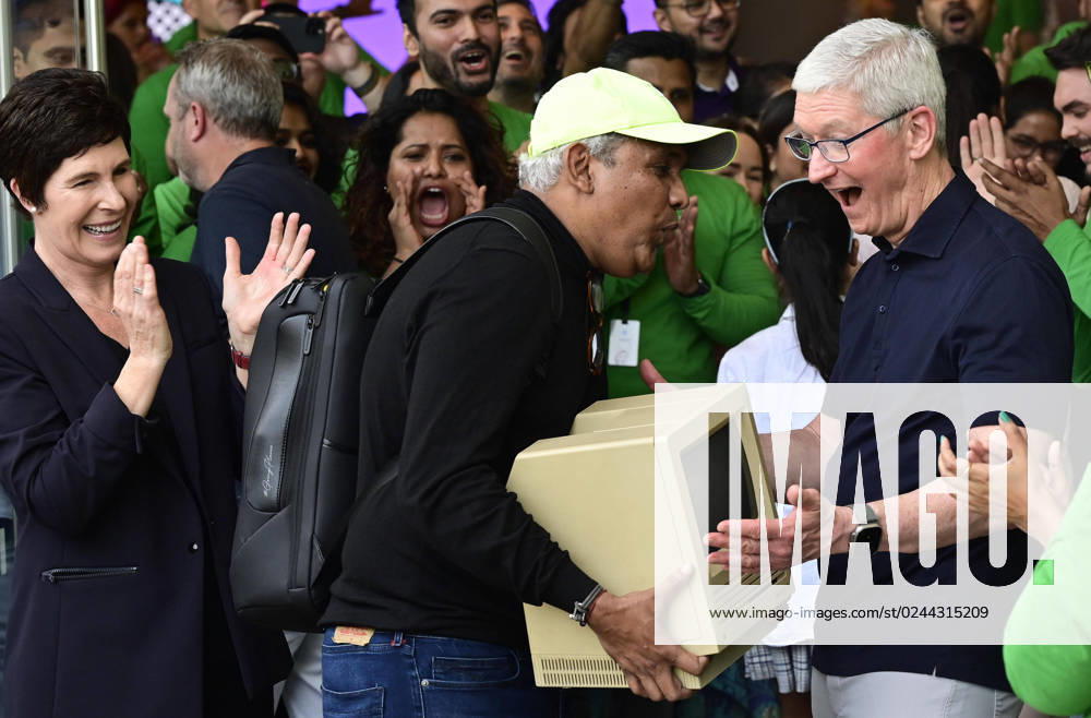 KW16 MUMBAI, INDIA - APRIL 18: Tim Cook, CEO, Apple Inc, gets excited after seeing, old Macintosh Classics 1984 model brought by Mac user Sajid Moinuddin, from Goregaon, who was standing in a queue since morning 6am, during inauguration of Apple Store , first outlet opened in India, at Bandra-Kurla Complex on April 18, 2023 in Mumbai, India. (Photo by Anshuman Poyrekar Hindustan Times) Apple Opens First India Store In Mumbai