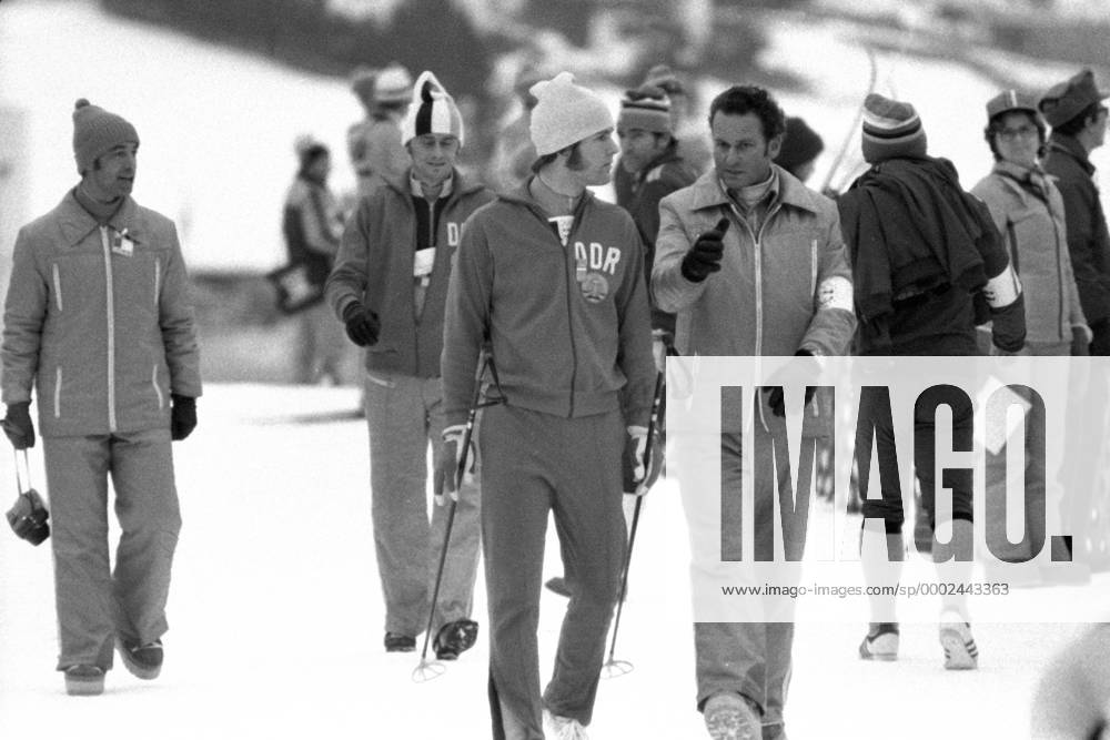 Ulrich Wehling (vorn li., DDR) mit einem Trainer im Gespräch Nordische Kombination OS Winter Herren Olympische Spiele 1976, Winterspiele, Vneg, Vsw Gruppe Innsbruck Seefeld Nordische Kombination OS Winter Herren Olympische Spiele 1976, Winterspiele, Vneg, Vsw Gruppe Innsbruck Seefeld