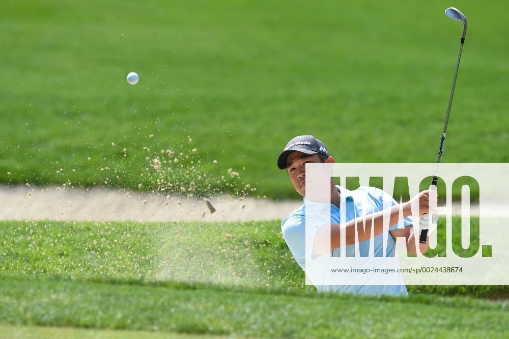 John Huh hits out of the green side bunker on the second hole during third round play at the Quicken Loans National at Congressional Country Club in Bethesda MD. PGA Golf Herren 2016: Quicken Loans National JUN 25 - ZUMAcjm_