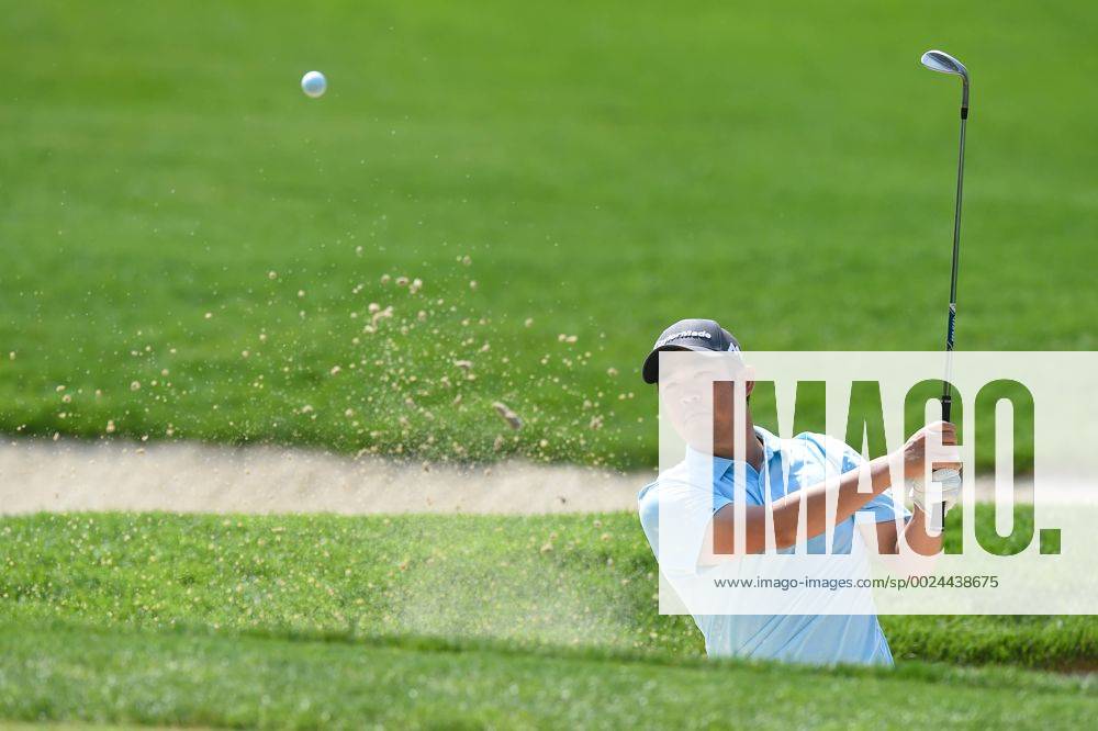 John Huh hits out of the green side bunker on the second hole during third round play at the Quicken Loans National at Congressional Country Club in Bethesda MD. PGA Golf Herren 2016: Quicken Loans National JUN 25 - ZUMAcjm_