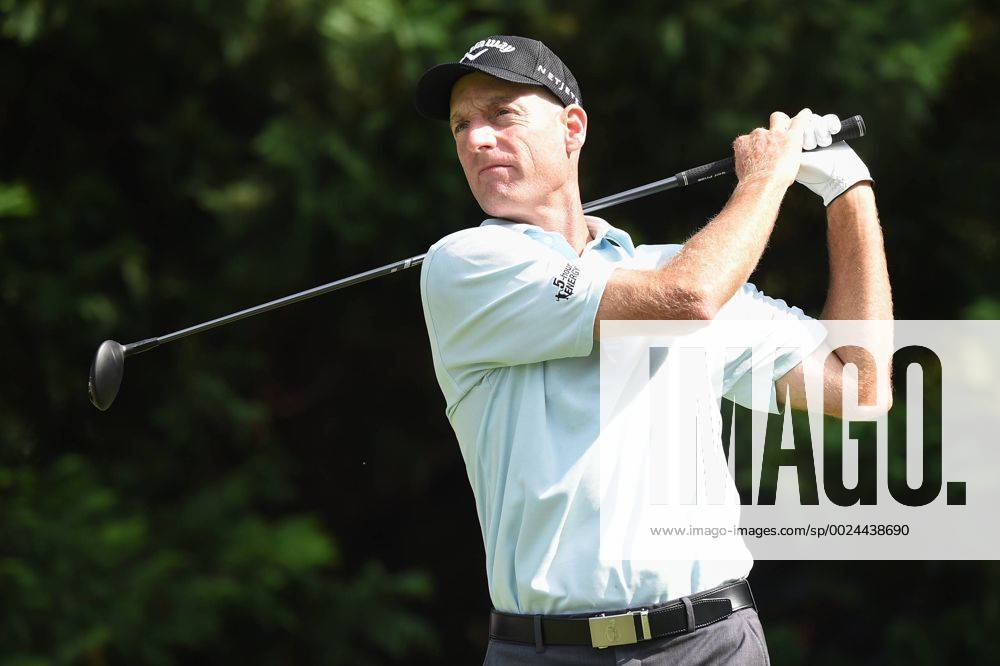 Jim Furyk tees off at number five during third round play at the Quicken Loans National at Congressional Country Club in Bethesda MD. PGA Golf Herren 2016: Quicken Loans National JUN 25 - ZUMAcjm_