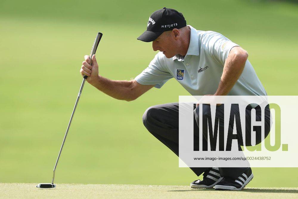 Jim Furyk taps down the green on number four during third round play at the Quicken Loans National at Congressional Country Club in Bethesda MD. PGA Golf Herren 2016: Quicken Loans National JUN 25 - ZUMAcjm_