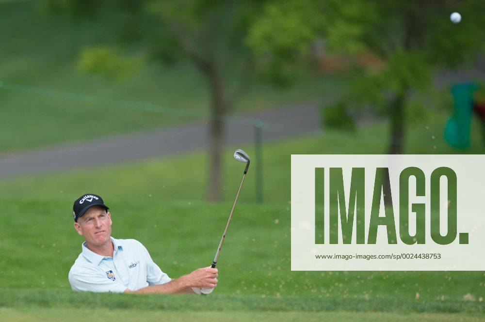 Jim Furyk hits from the green side bunker on hole number three during third round play at the Quicken Loans National at Congressional Country Club in Bethesda MD. PGA Golf Herren 2016: Quicken Loans National JUN 25 - ZUMAcjm_