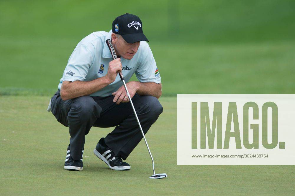 Jim Furyk lines up his putt during third round play at the Quicken Loans National at Congressional Country Club in Bethesda MD. PGA Golf Herren 2016: Quicken Loans National JUN 25 - ZUMAcjm_