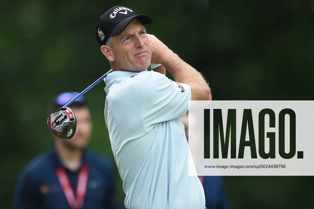 Jim Furyk tees off at number four during third round play at the Quicken Loans National at Congressional Country Club in Bethesda MD. PGA Golf Herren 2016: Quicken Loans National JUN 25 - ZUMAcjm_