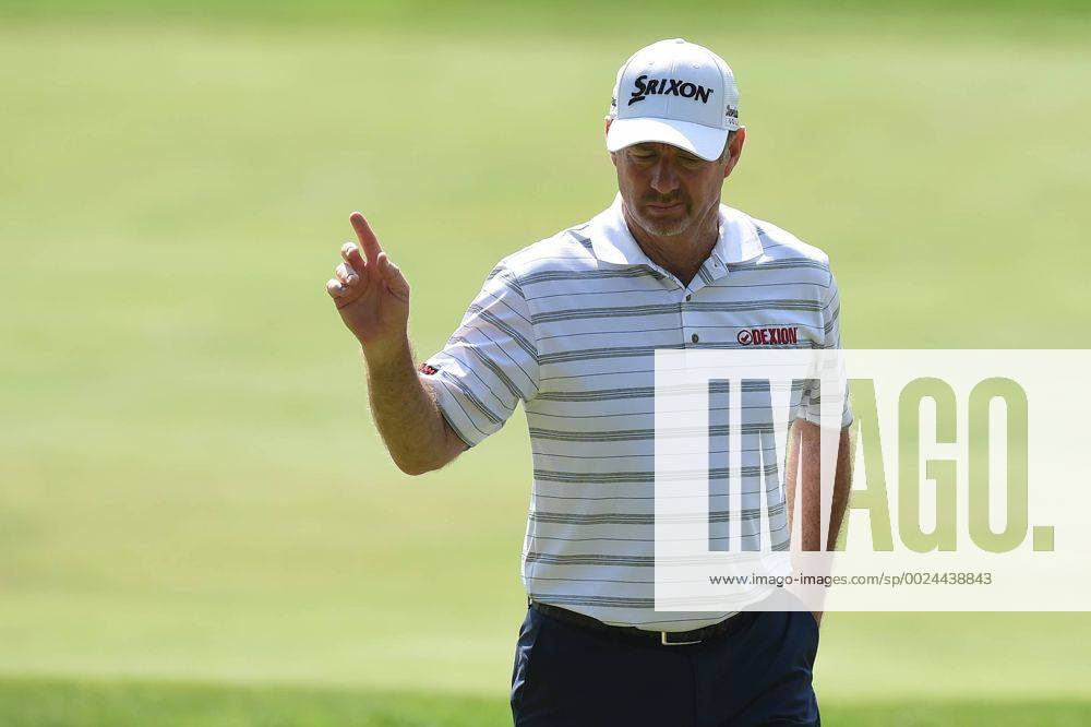 Rod Pampling acknowledges the crowd after sinking a birdie on hole number two during third round play at the Quicken Loans National at Congressional Country Club in Bethesda MD. PGA Golf Herren 2016: Quicken Loans National JUN 25 - ZUMAcjm_