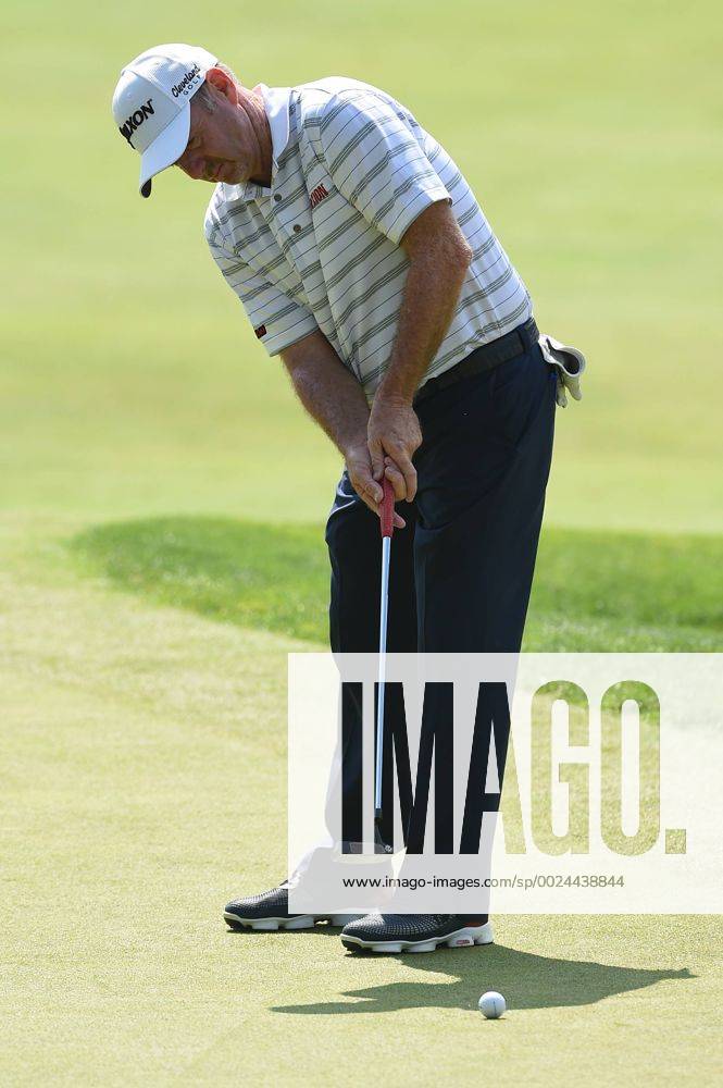 Rod Pampling sinks a birdie on hole number two during third round play at the Quicken Loans National at Congressional Country Club in Bethesda MD. PGA Golf Herren 2016: Quicken Loans National JUN 25 - ZUMAcjm_